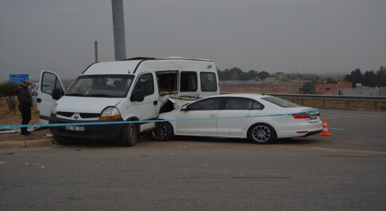 Gaziantep’te okul servisi ile otomobilin çarpıştığı kazada 19 kişi yaralandı