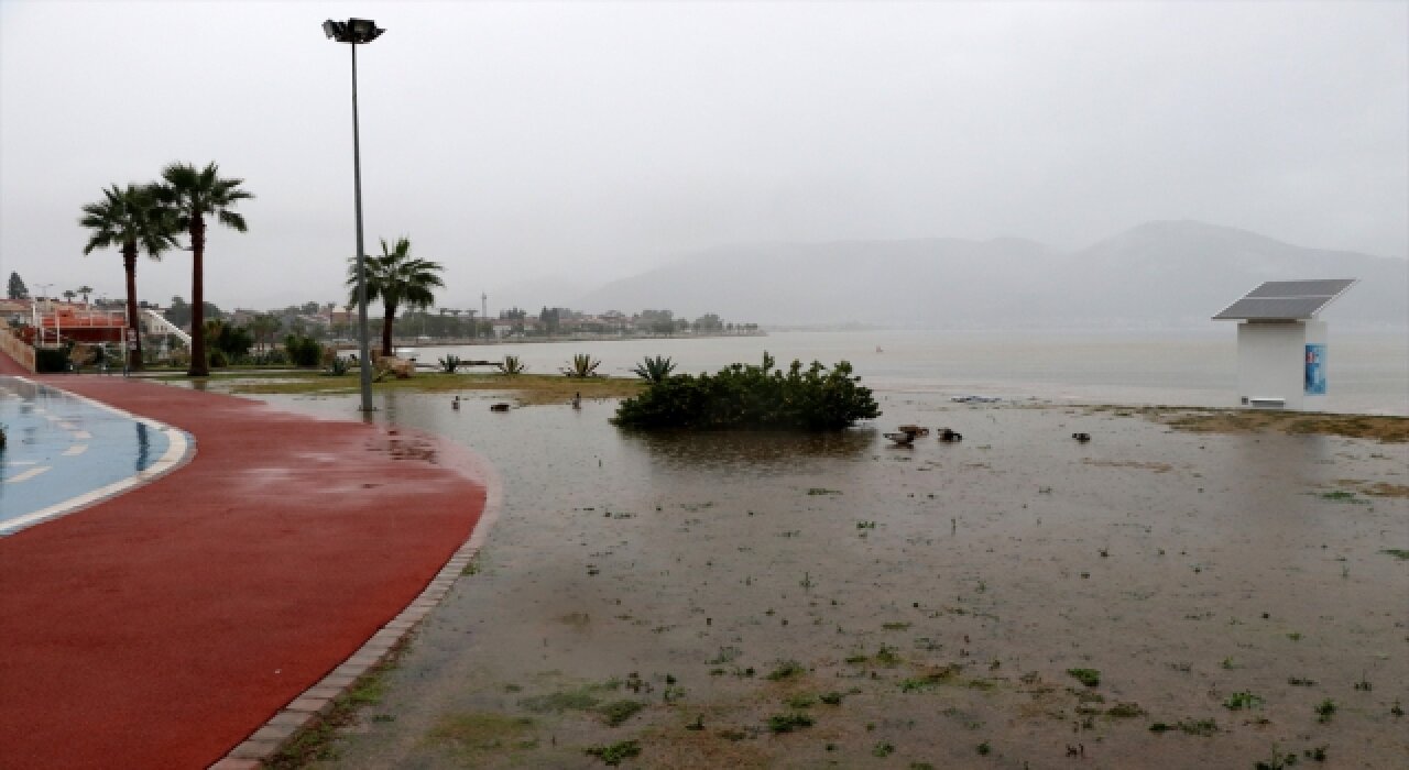 Muğla’da sağanak hayatı olumsuz etkiledi