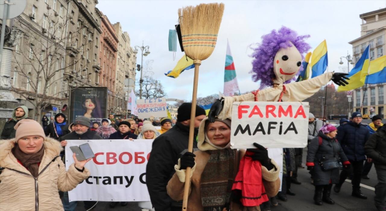 Ukrayna’da aşı karşıtları artırılan Kovid-19 önlemlerini protesto etti