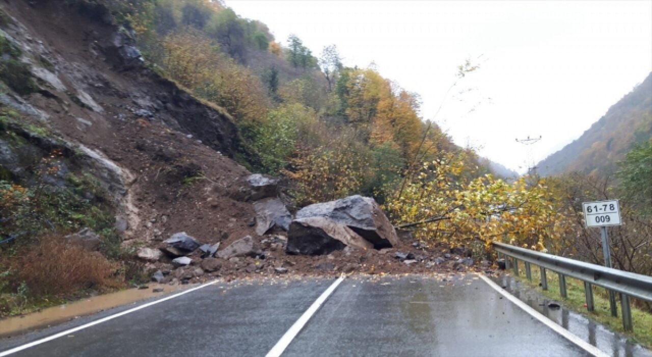 Heyelan nedeniyle Şalpazarı-Beşikdüzü kara yolu ulaşıma kapandı