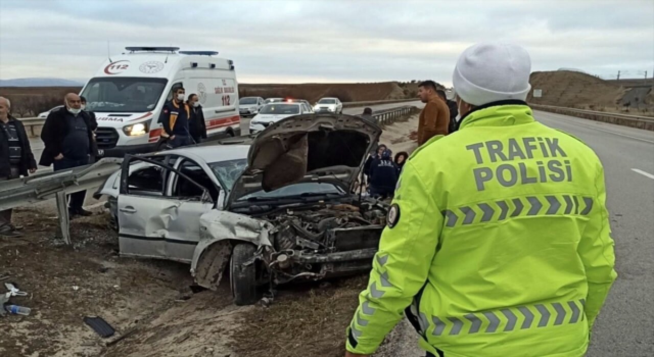 Refüjdeki su kanalına düşen otomobilde 6 yaralı