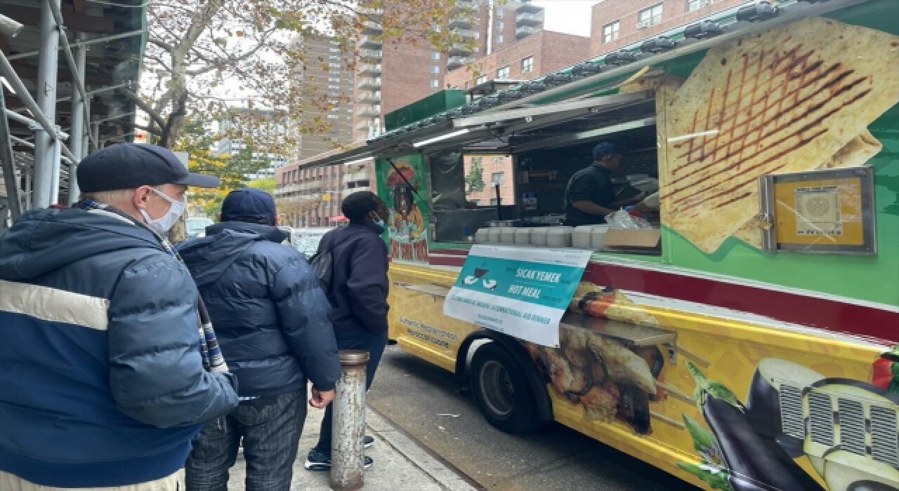 ABD’deki Türk Hasene Derneği, Şükran Günü’nde New York’ta yemek dağıttı