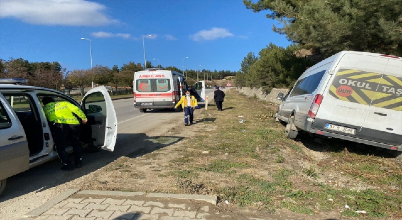 Sinop’ta öğrenci servisinin istinat duvarına çarptığı kazada 3 kişi yaralandı