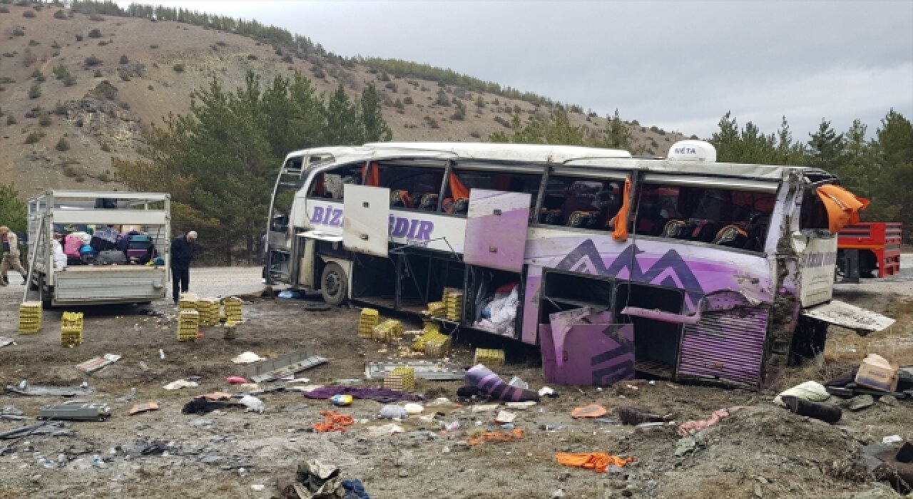 Erzincan’da devrilen yolcu otobüsündeki 22 kişi yaralandı