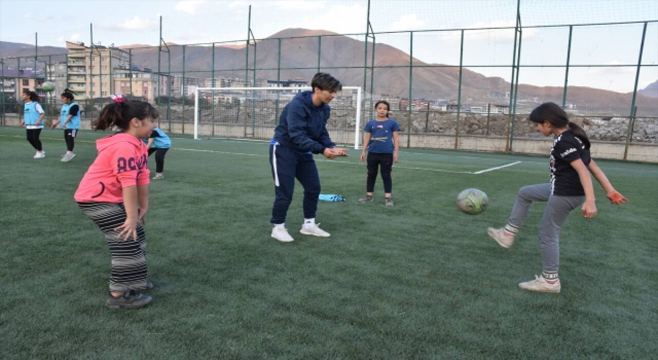 Hakkari’de kadın futbolcuların başarısı, kız çocuklarını bu branşa yöneltti