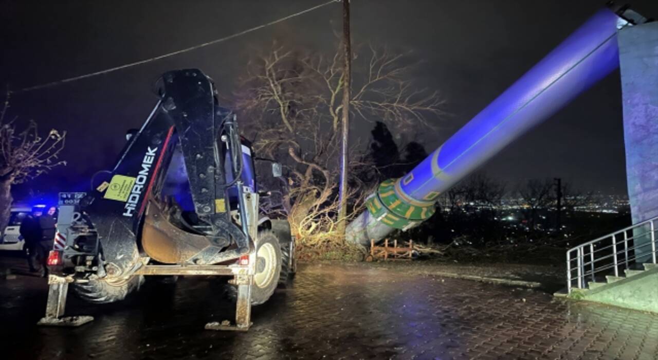 Kocaeli’deki fırtına caminin minaresine zarar verdi