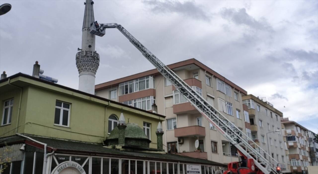 Kocaeli’de şiddetli rüzgar cami minaresinde hasara neden oldu