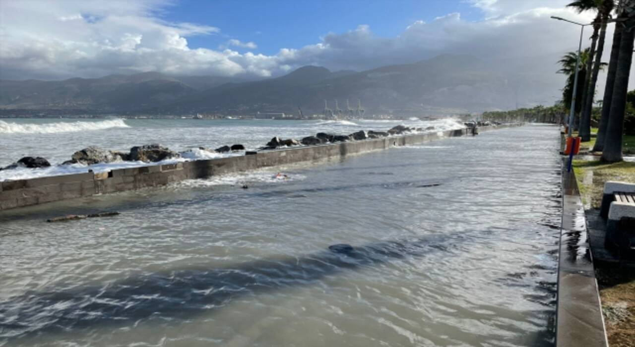 Hatay’da kuvvetli fırtına nedeniyle deniz taştı