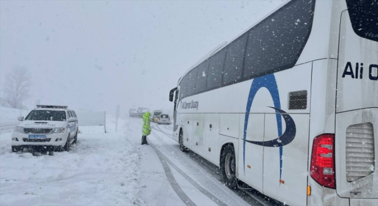 BayburtErzurum kara yolunda Kop Dağı Geçidi’nde ulaşım durdu