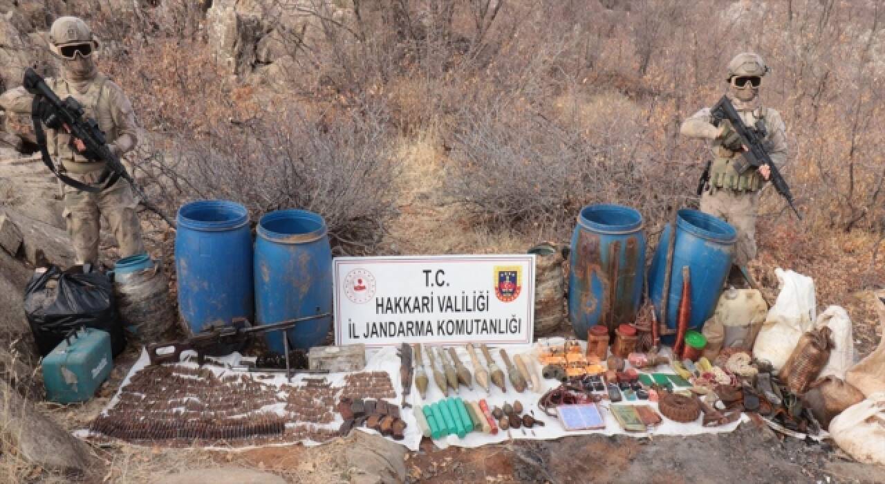 Hakkari’de iki mağarada silah, patlayıcı ve mühimmat ele geçirildi