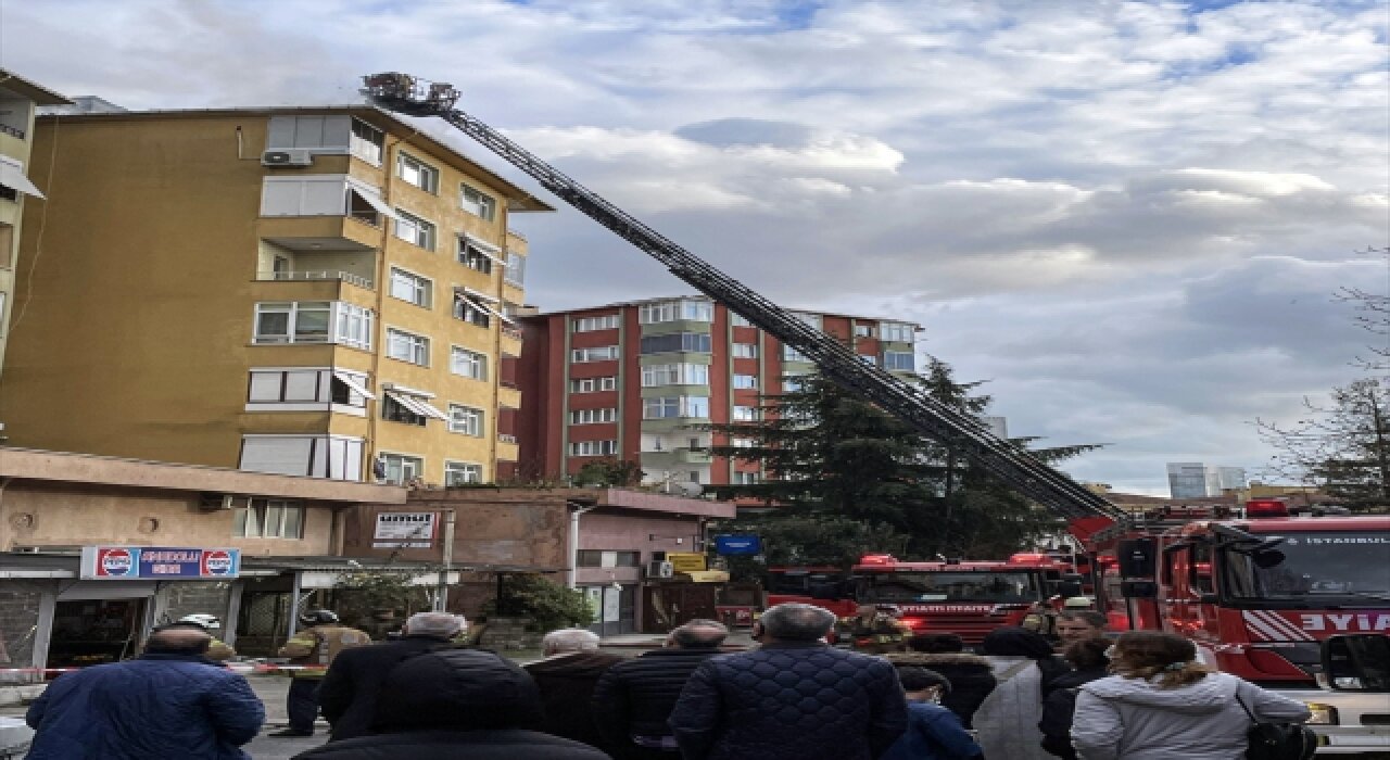 Ümraniye’de bir sitenin çatısında çıkan yangın söndürüldü