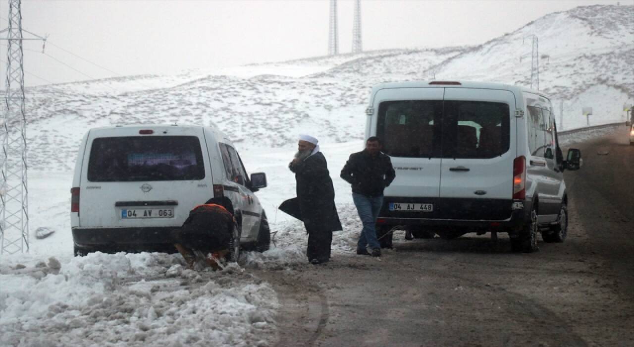 Ardahan ve Ağrı’da ulaşıma kar engeli