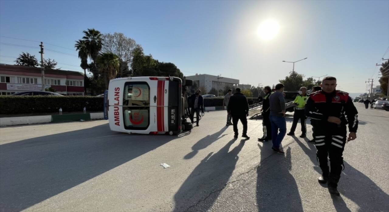 Osmaniye’de devrilen ambulansta 4 yaralı