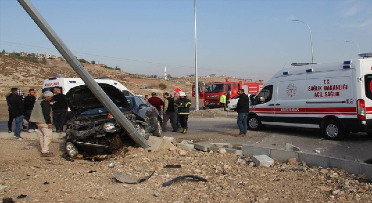 Hatay’da 2 otomobilin çarpıştı: 4 kişi yaralandı