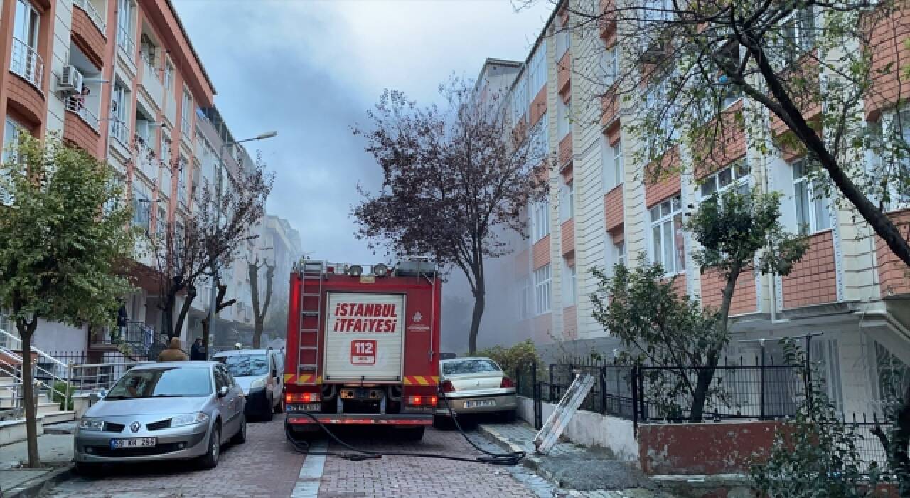 Avcılar’da yeraltı kablolarında çıkan yangın söndürüldü