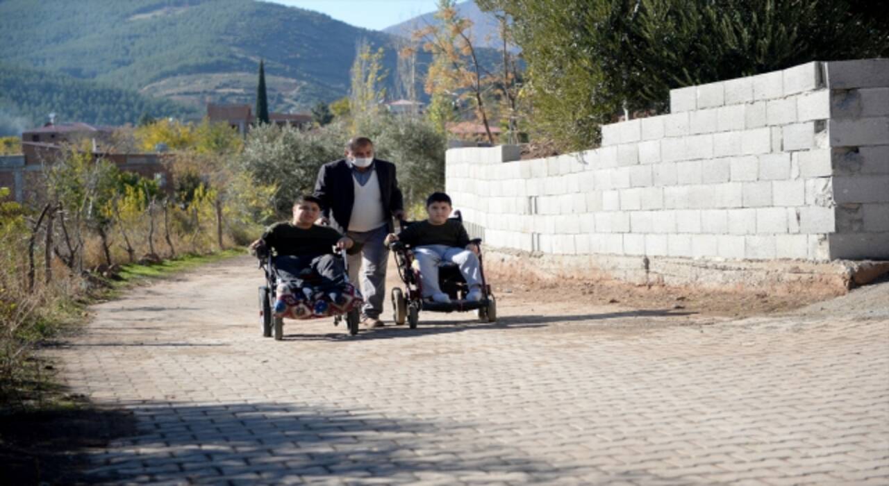 Aynı hastalıktan iki çocuğunu kaybeden aile, diğer ikisini yaşatmak için çabalıyor