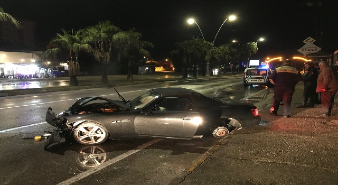 Adana’da kaza yapan otomobilin sürücüsü olay yerinden kaçtı