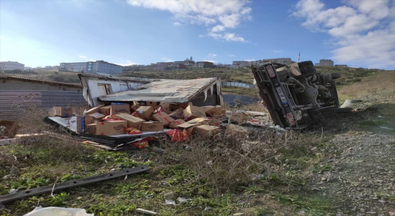 Başakşehir’de dondurulmuş gıda yüklü kamyonet devrildi