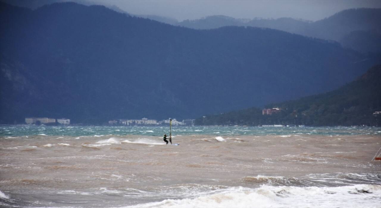 Muğla’da fırtına yaşamı olumsuz etkiliyor