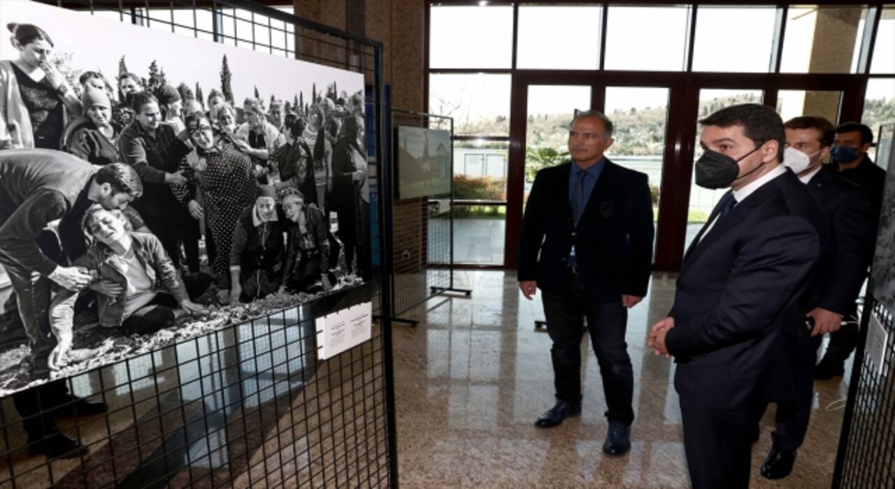 Azerbaycan Cumhurbaşkanı Müşaviri Hacıyev, Istanbul Photo Awards sergisini gezdi