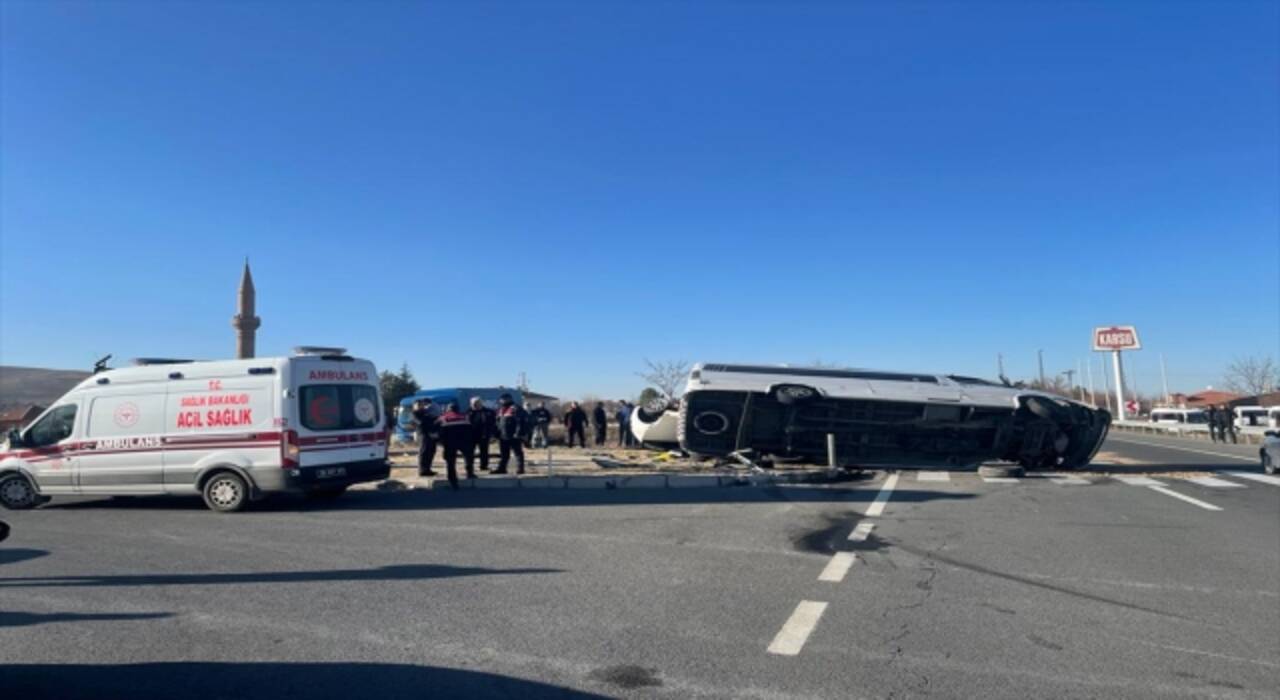 Kayseri’de minibüs ile otomobilin çarpıştığı kazada 7 kişi yaralandı