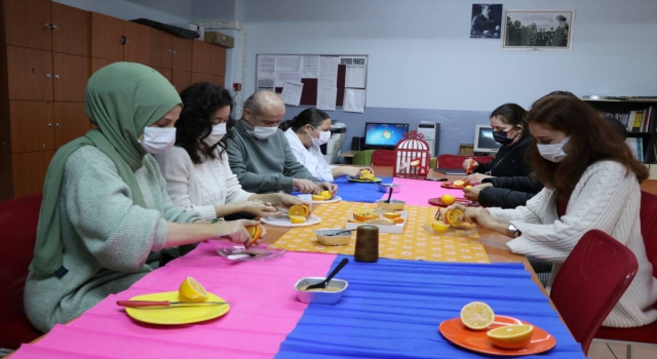 Kuşlar için portakal kabuğundan yemlik, yağ tenekesinden suluk yaptılar