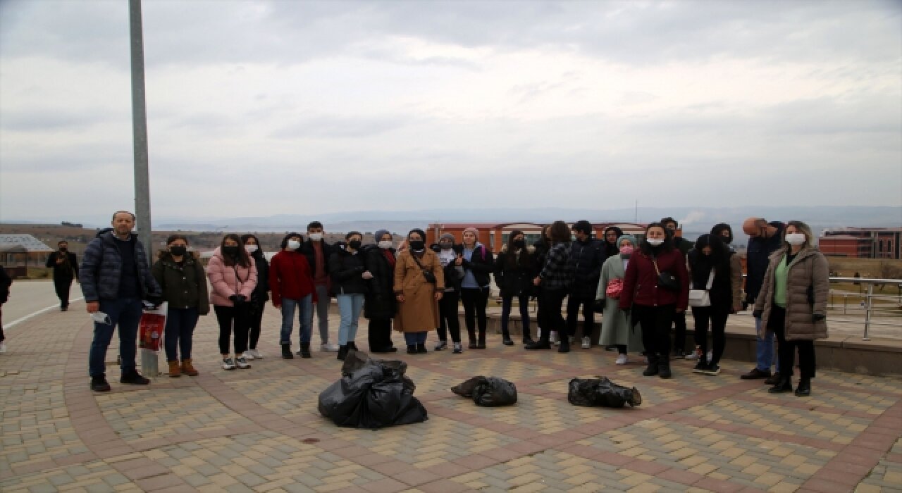 Kastamonu Üniversitesinde öğrenci ve akademisyenler kampüsü temizledi