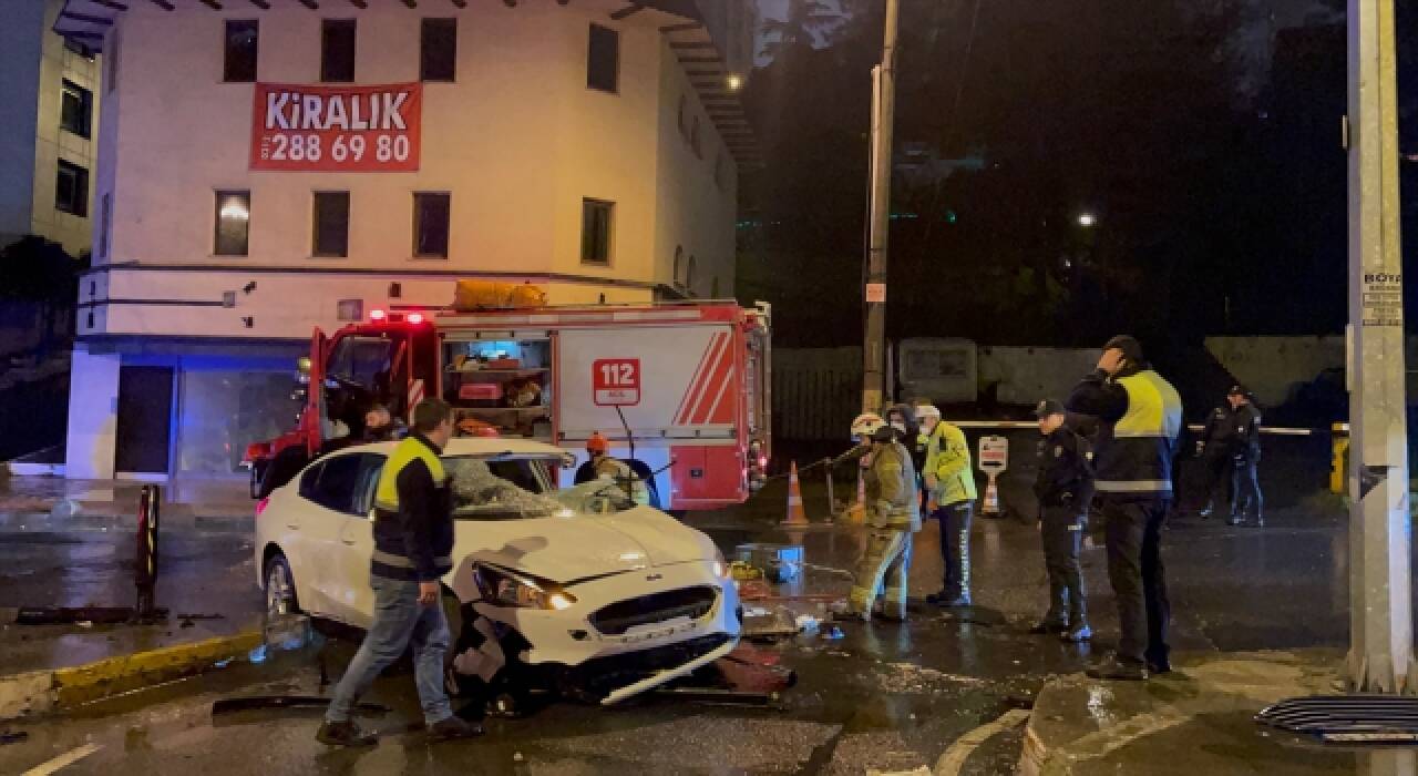 Beşiktaş’ta otomobilin refüje çarptığı kazada biri ağır iki kişi yaralandı