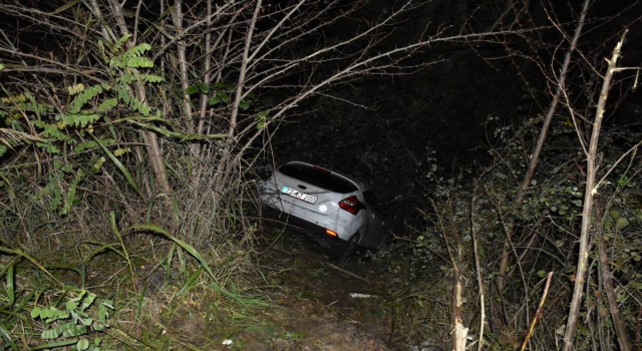 Ordu’da boş araziye devrilen otomobildeki iki kişi yaralandı