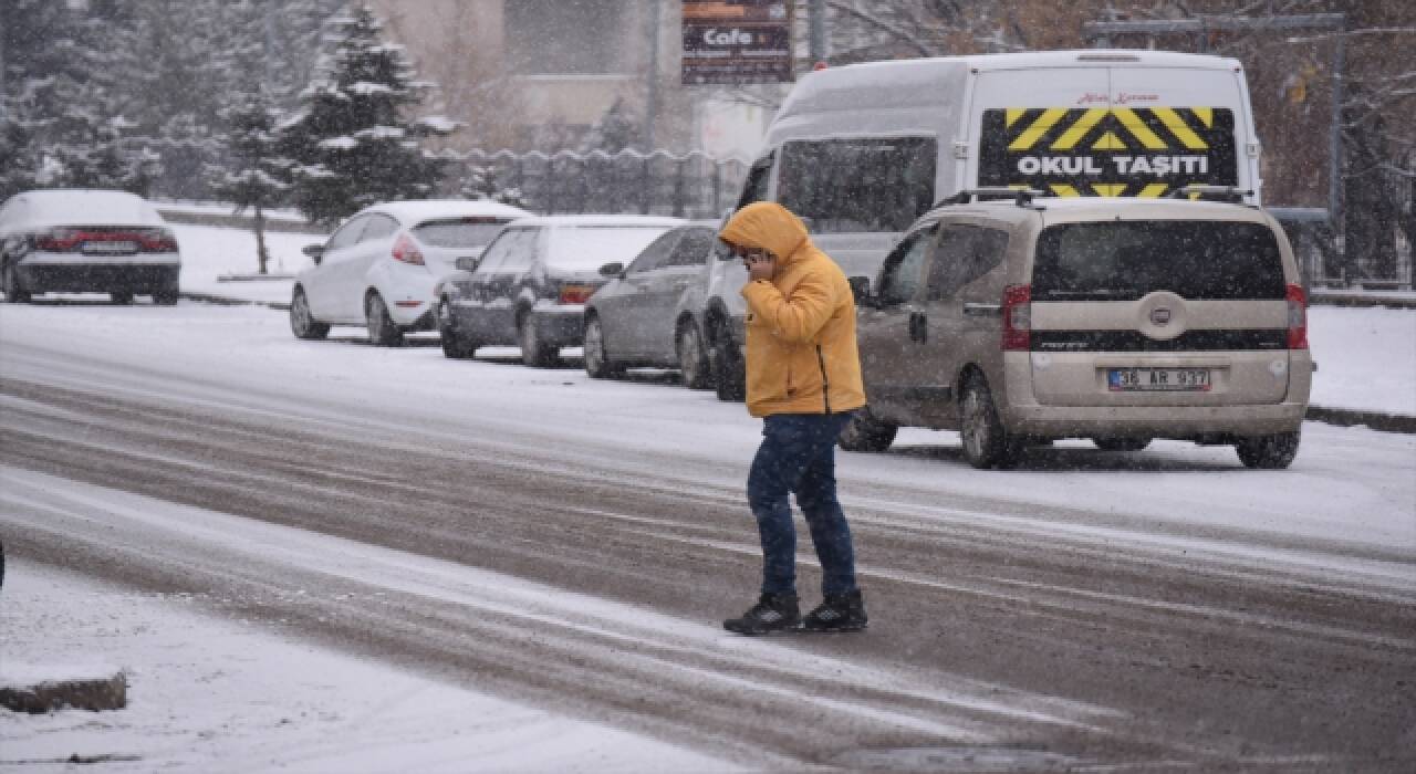 Erzurum, Ardahan, Erzincan ve Kars’ta kar etkili oluyor