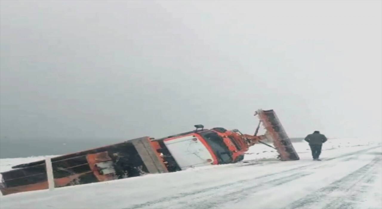 Kars’ta devrilen kar küreme aracının sürücüsü yaralandı