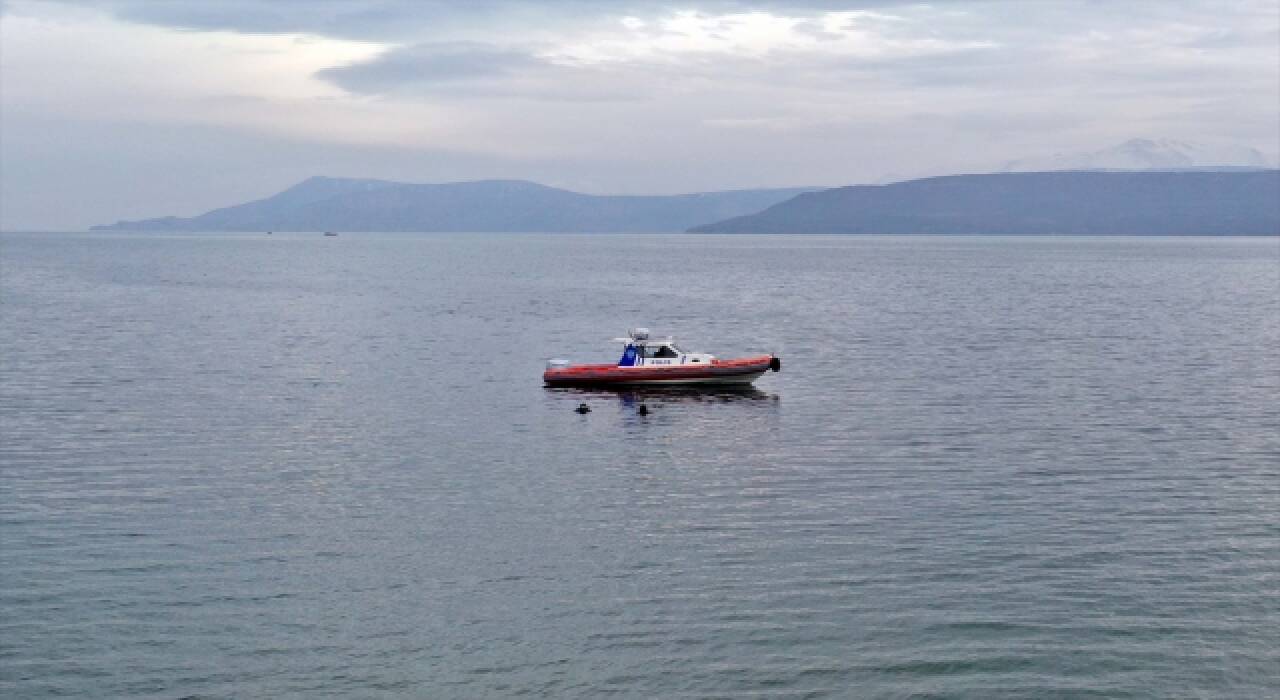 ”Kurbağa adamlar” Van Gölü’nde sualtı görevlerine hazırlanıyor