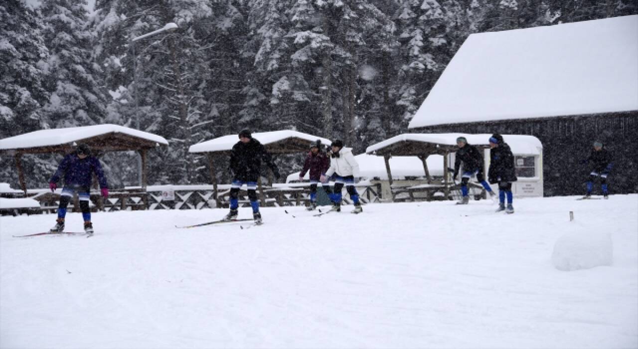 Sporcular Ilgaz Dağı’nda kayak sezonunu  açtı 