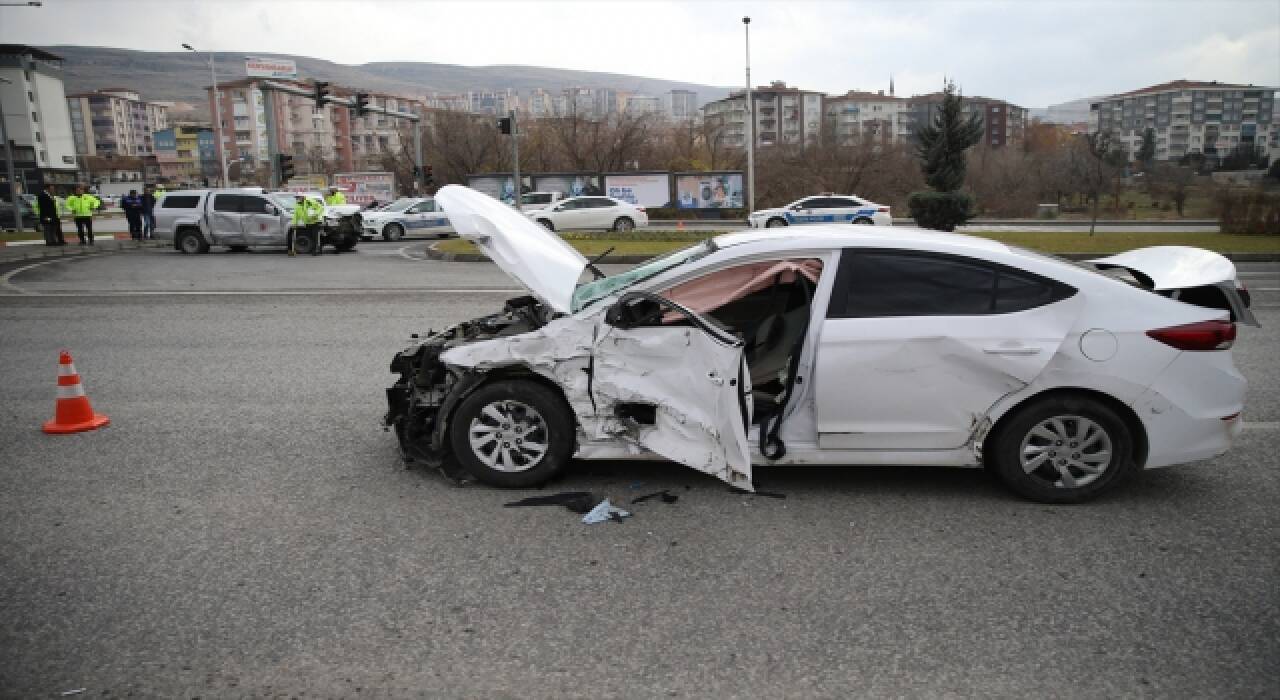 Şanlıurfa Valisi Abdullah Erin’in koruma ekibinin Malatya’da yaptığı kazada 4 yaralı!!