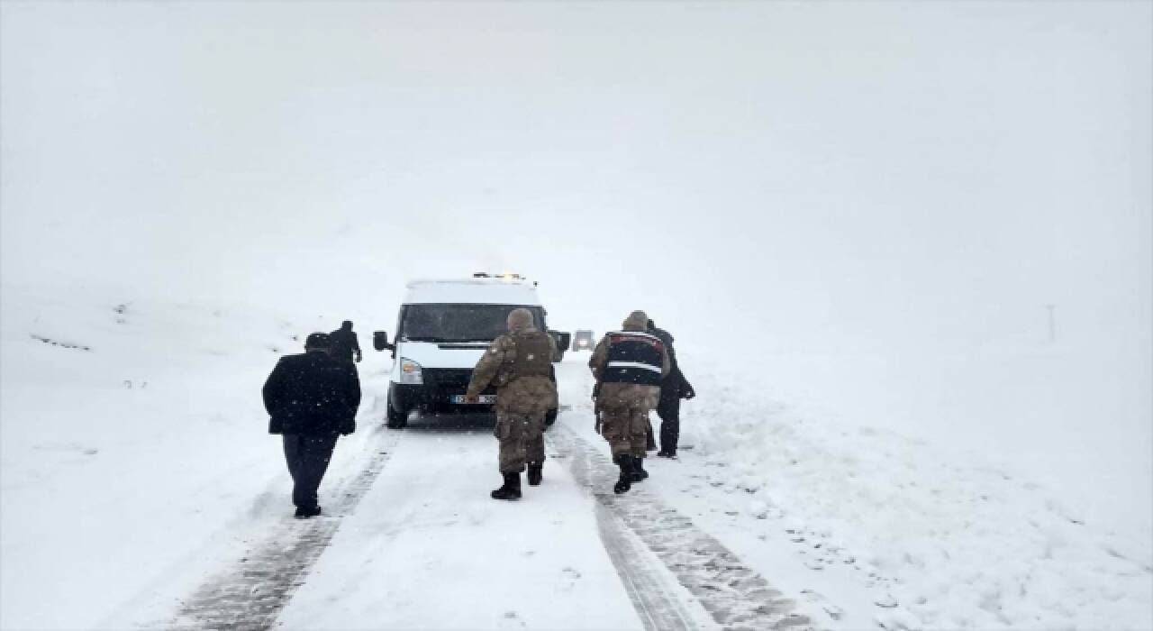 Bitlis’te kar nedeniyle yolda mahsur kalan öğrenciler kurtarıldı