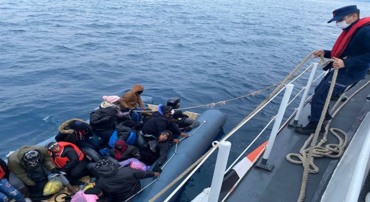 İzmir’de lastik botta sürüklenen 22 düzensiz göçmen kurtarıldı