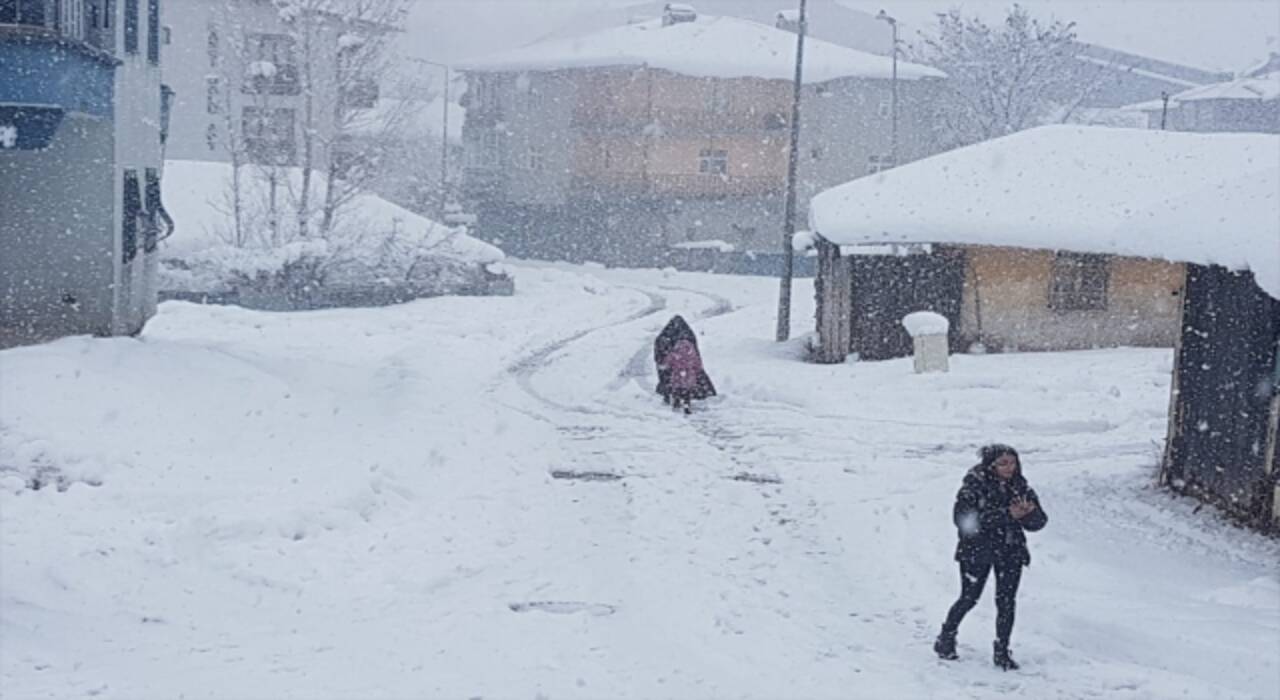 Bingöl’de iki ilçede kar nedeniyle eğitime bir gün ara verildi