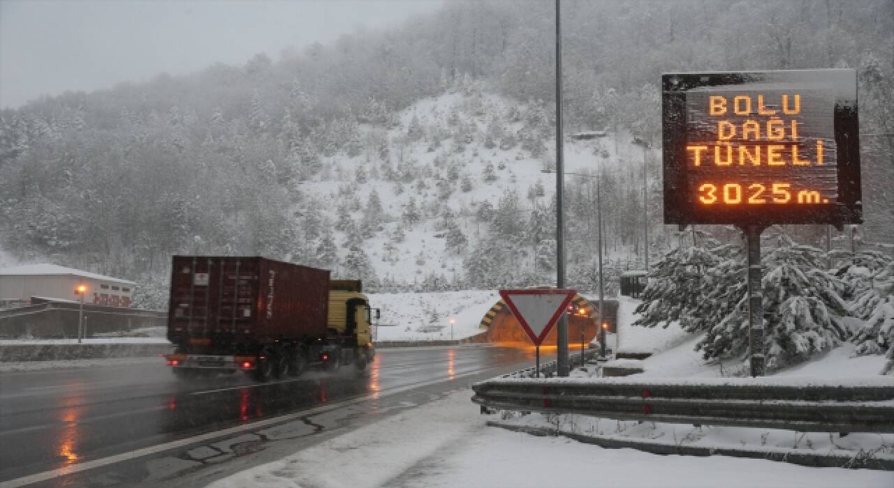 Bolu Dağı’nda kar yağışı etkili oluyor