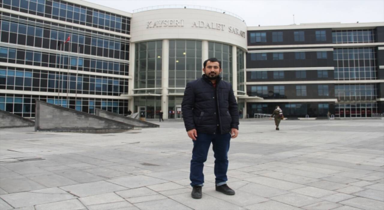 Kayseri’de eşinden boşanınca adliye önünde oynadı