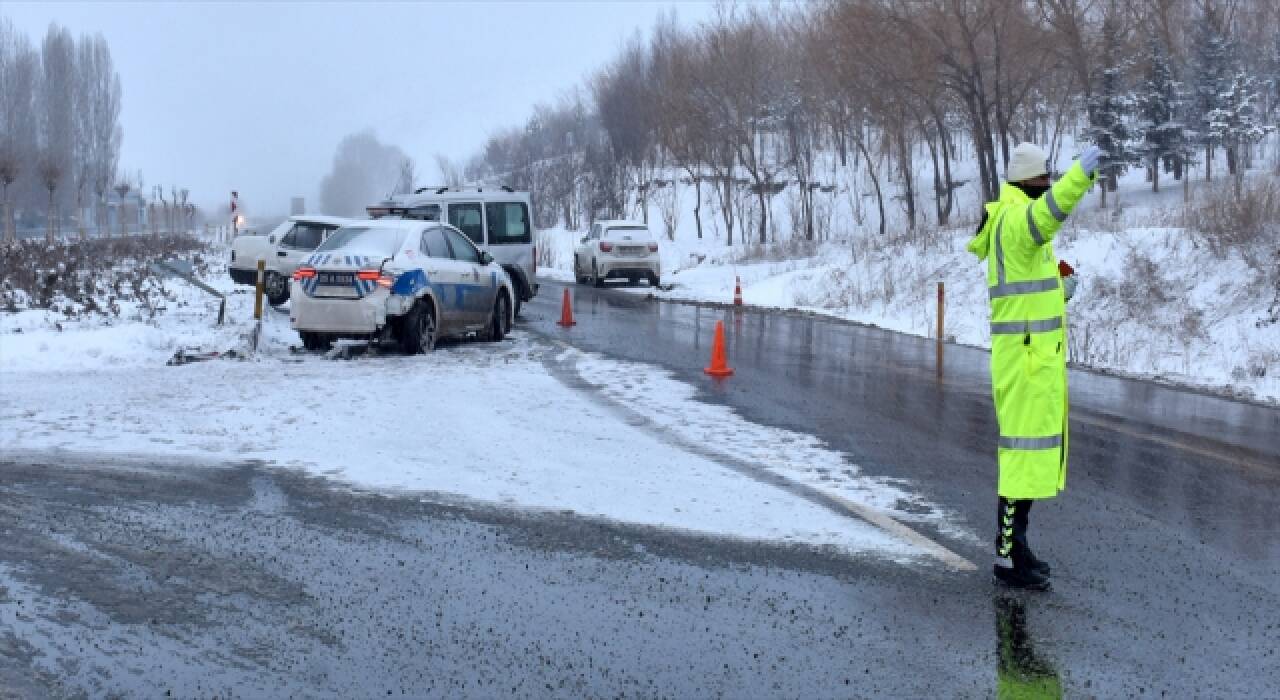 Trafik kazasına müdahale ederken polis yaralandı