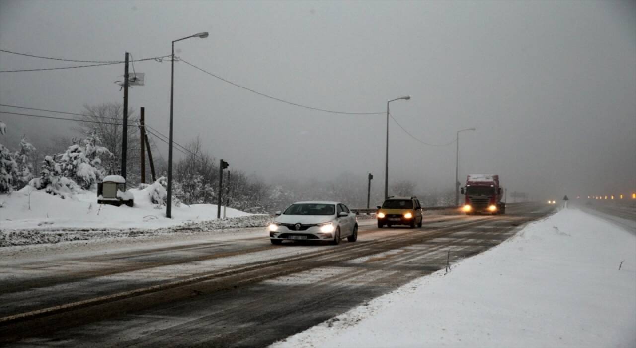 Bolu Dağı’nda kar ve sis etkili oluyor