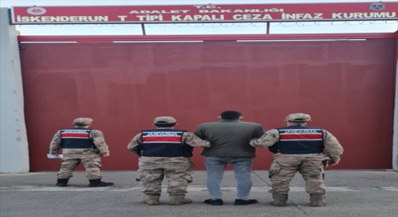 Hatay’da aranan firari hükümlü çocukluk arkadaşının cenaze töreninde yakalandı 