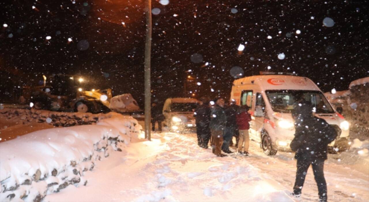 Kar nedeniyle yolda kalan yaşlı hastanın yardımına ekipler yetişti