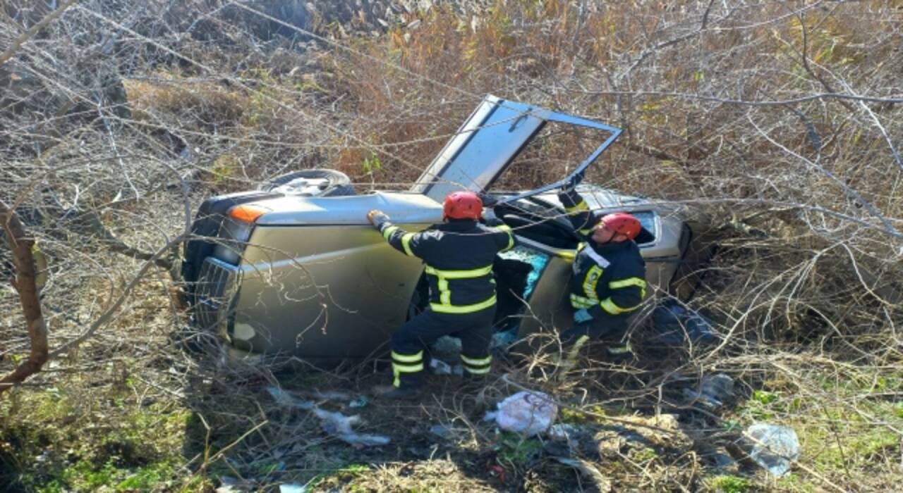 Manisa’da otomobil dere yatağına devrildi: 3 kişi yaralandı