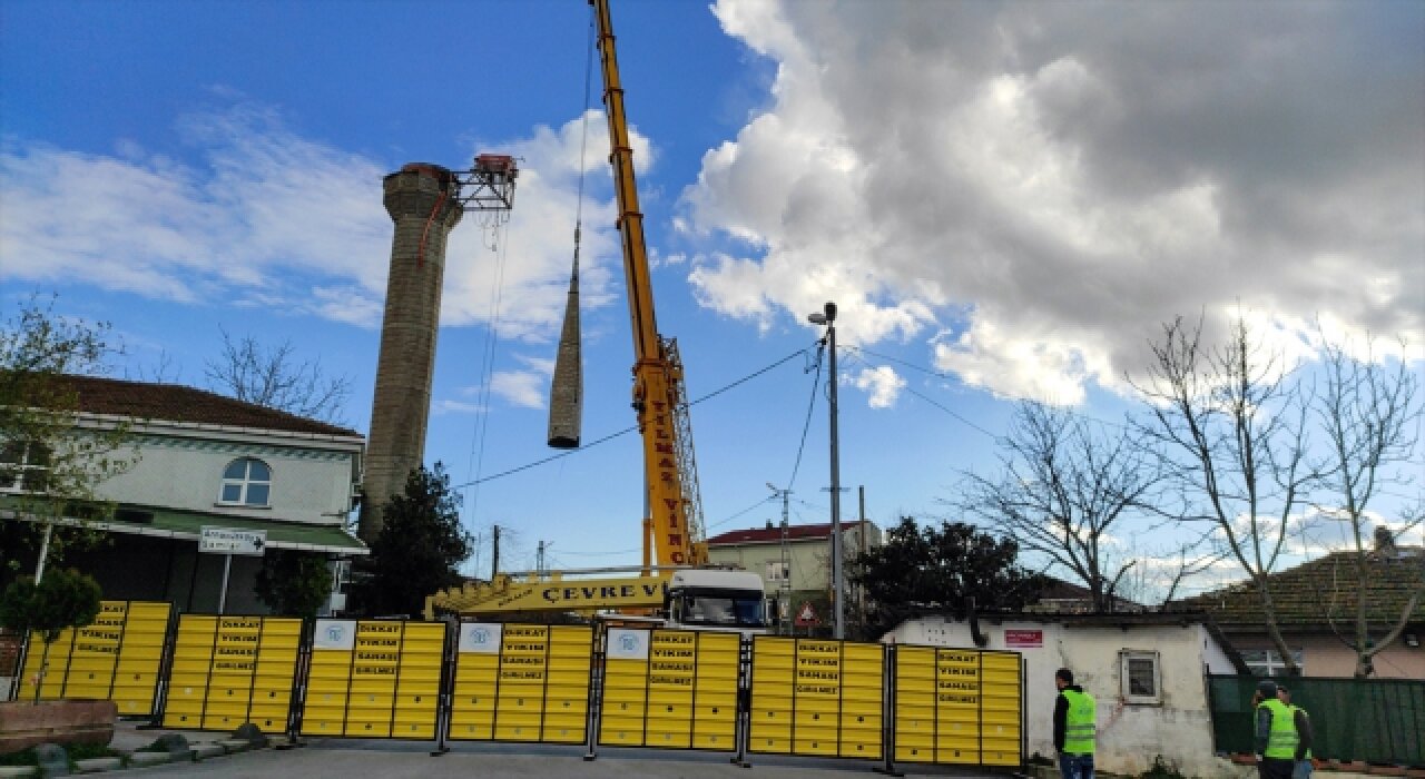 Arnavutköy’de lodostan etkilenen caminin minaresi kontrollü şekilde yıkıldı