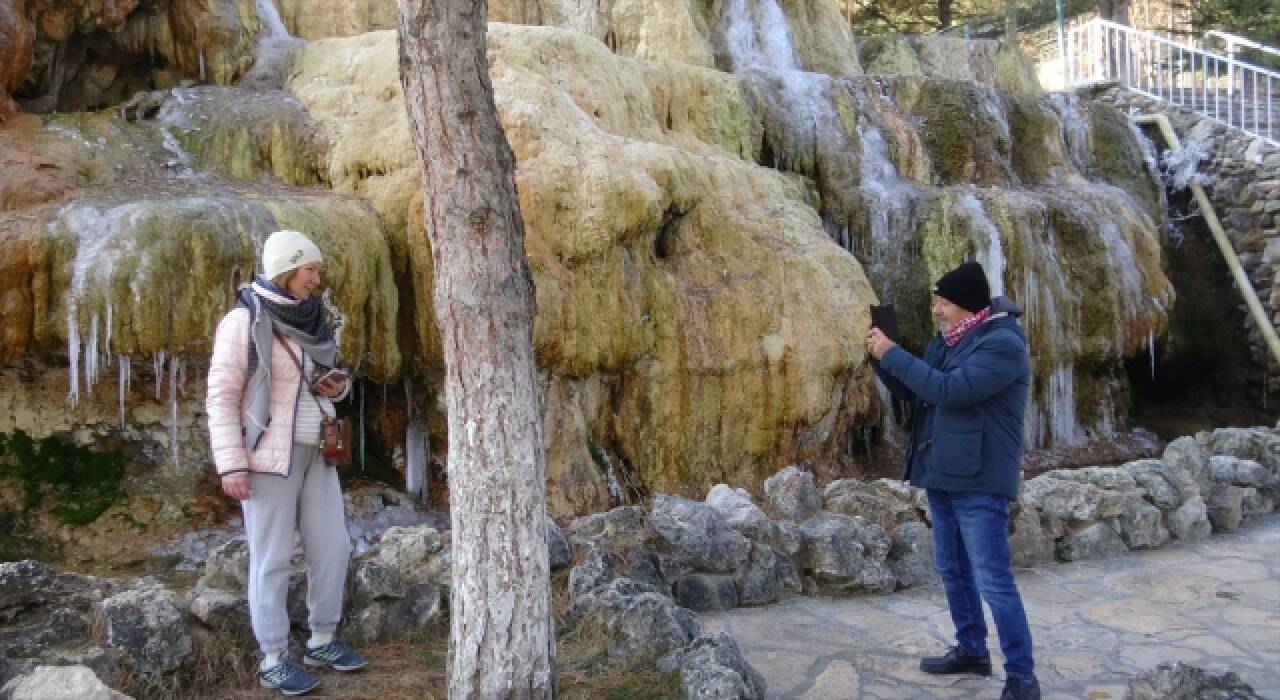 Afyonkarahisar’da kaplıcadaki ”şifa şelalesi” buz tuttu