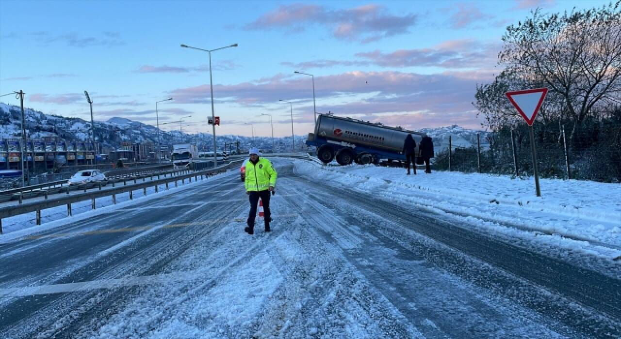 Son Dakika! Rize’de buzlanma nedeniyle bir tır yoldan çıktı