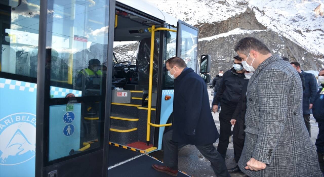 Hakkari Valisi Akbıyık, hizmete alınan yolcu minibüsünün şoförlüğünü yaptı