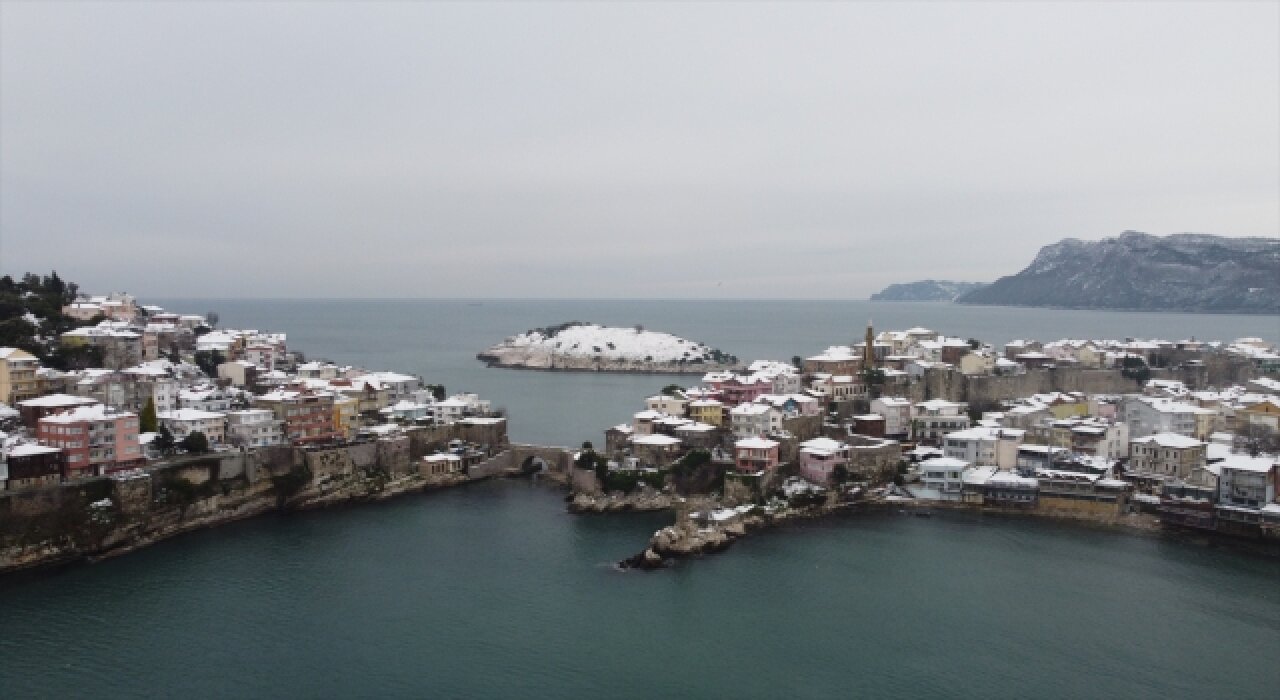 ”Karadeniz’in incisi” Amasra’da kar manzarası havadan görüntülendi