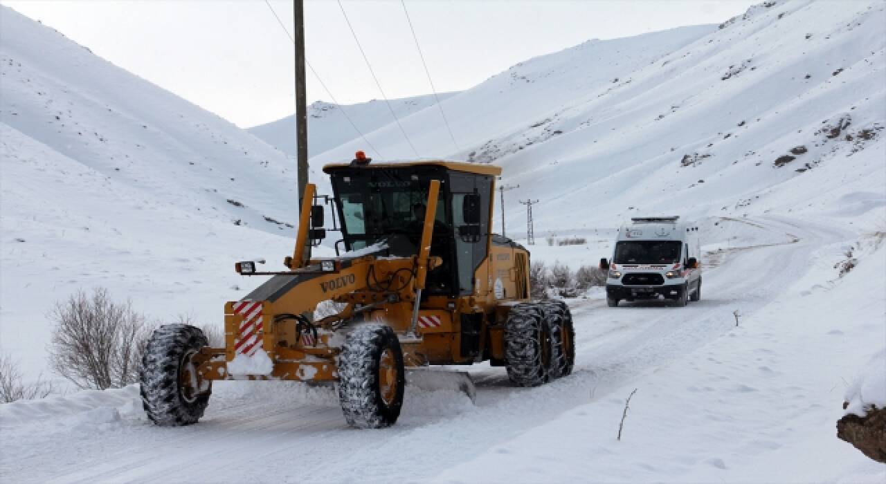 Yolu kardan kapanan mahallede omzu kırılan çoban için ekipler seferber oldu